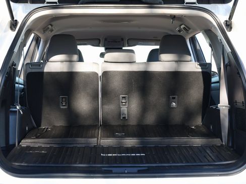 Used 2023 Toyota Highlander L image 34