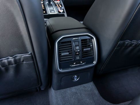 Certified 2025 Porsche Macan AWD/4WD image 43