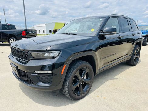 Used 2023 Jeep Grand Cherokee Limited w/ Black Appearance Package AWD/4WD image 37