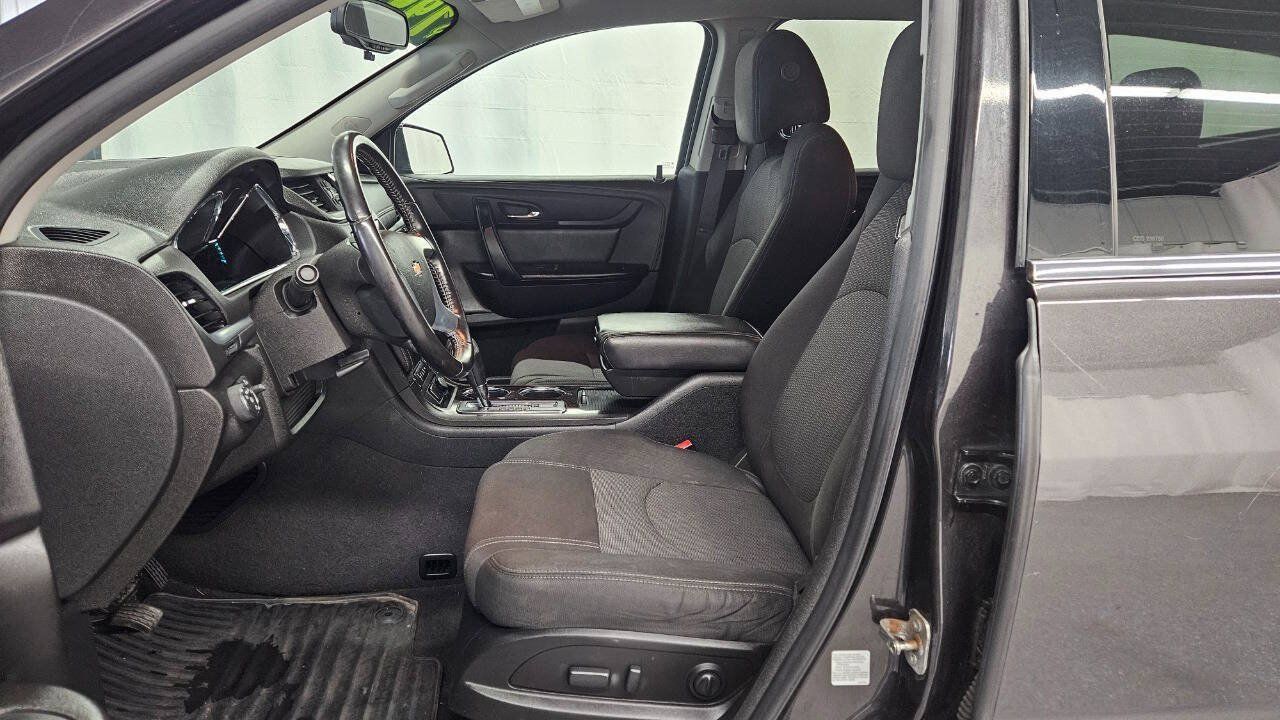 Used 2017 Chevrolet Traverse LT w/ Style and Technology Package FWD image 7