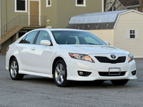 Used 2011 Toyota Camry SE w/ Sport Leather Pkg image 2