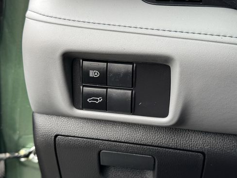 Used 2023 Toyota Highlander XLE AWD/4WD image 28