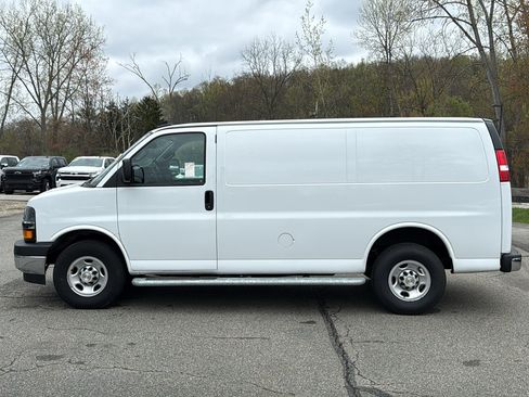 Used 2024 Chevrolet Express 2500 w/ Driver Convenience Package RWD image 4