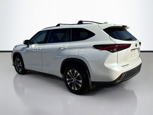Used 2021 Toyota Highlander XLE image 3