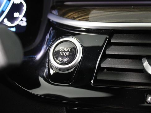 Used 2023 BMW 530e w/ M Sport Package image 22