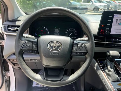Used 2024 Toyota Sienna LE AWD/4WD image 33