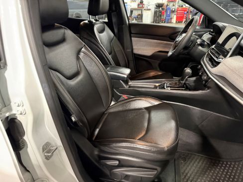 Used 2024 Jeep Compass Latitude image 8