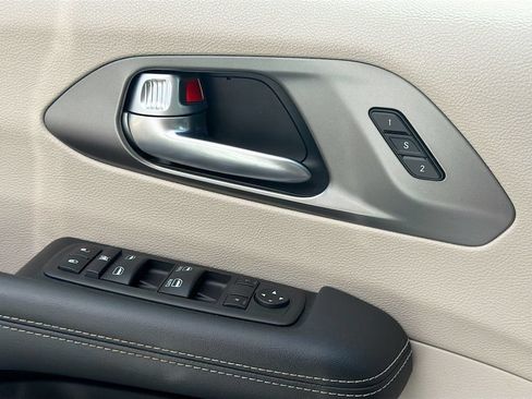Used 2024 Chrysler Pacifica Touring-L FWD image 18
