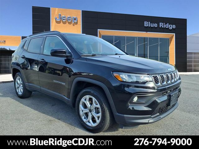 Used 2025 Jeep Compass Latitude w/ Sun & Sound Group AWD/4WD image 1