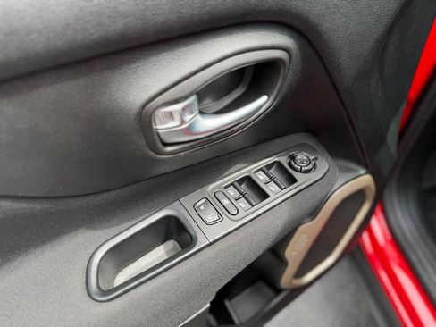 Used 2017 Jeep Renegade Latitude w/ Cold Weather Group FWD image 17