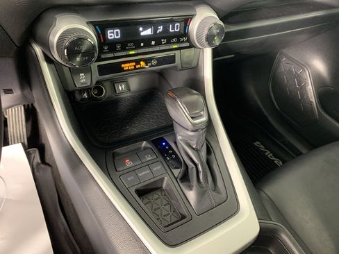 Used 2019 Toyota RAV4 XLE Premium FWD image 25