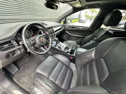 Certified 2024 Porsche Macan AWD/4WD image 4