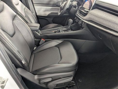 Used 2024 Jeep Compass Latitude image 30