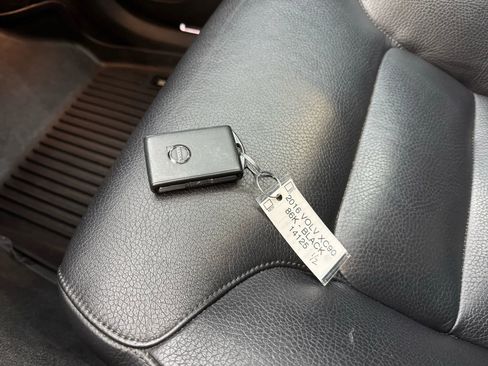 Used 2016 Volvo XC90 T6 Momentum w/ Momentum Plus Package image 26