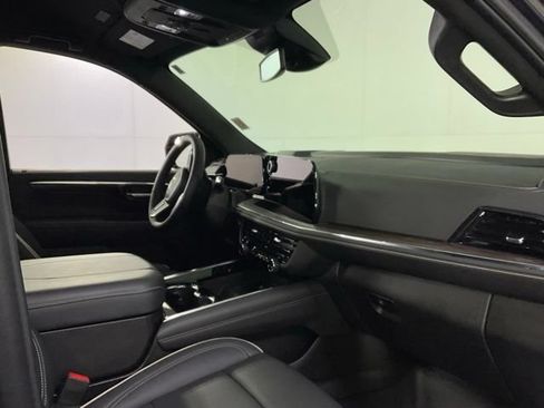 Used 2025 Chevrolet Suburban Premier AWD/4WD image 30