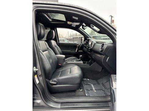 Used 2018 Toyota Tacoma TRD Sport image 8