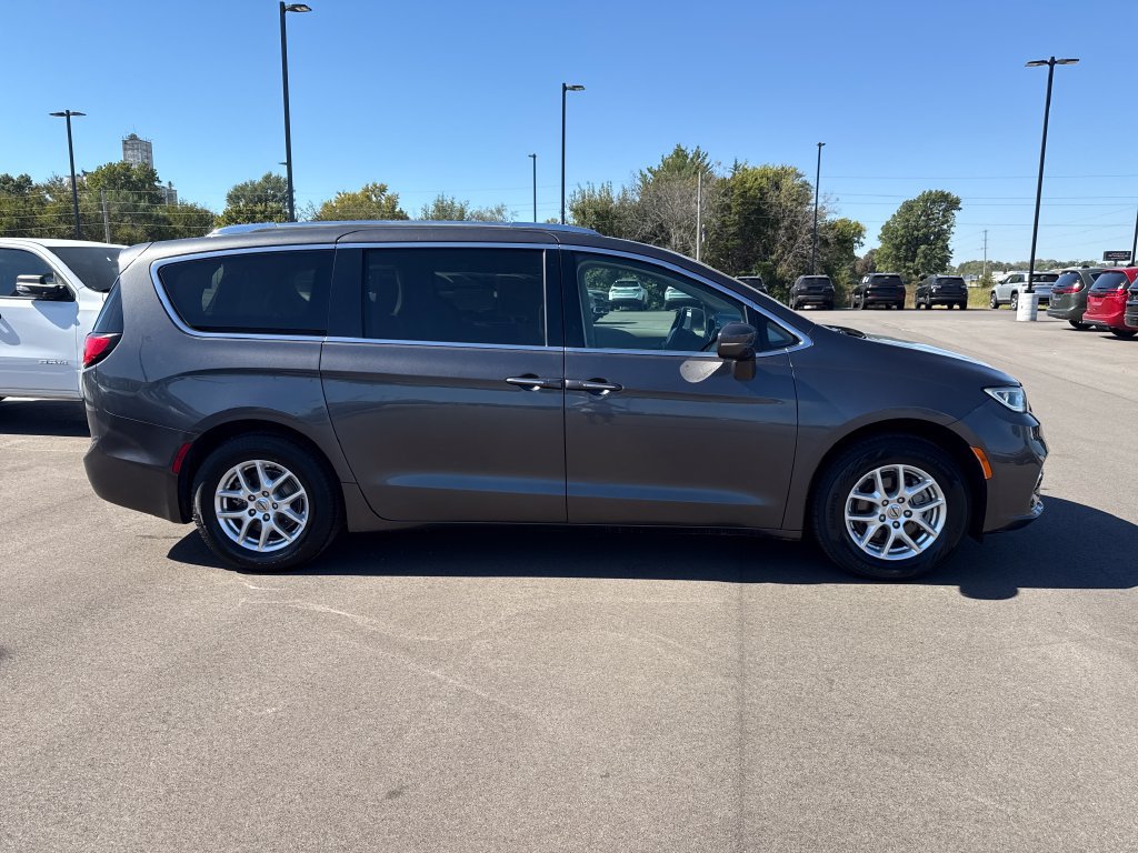 Used 2021 Chrysler Pacifica Touring-L FWD image 6
