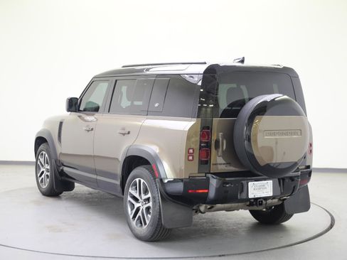 Used 2022 Land Rover Defender 110 X-Dynamic HSE AWD/4WD image 11