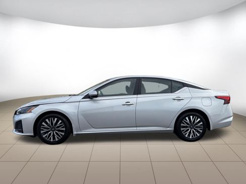 Used 2024 Nissan Altima 2.5 SV w/ SV Premium Package FWD image 4