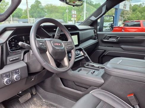 Used 2024 GMC Sierra 2500 AT4X image 3
