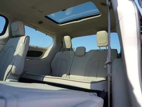 Used 2017 Chrysler Pacifica Limited FWD image 25