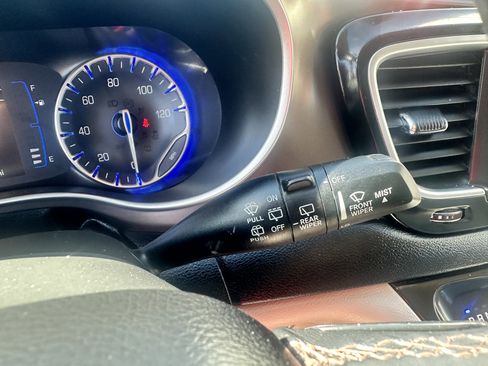 Used 2018 Chrysler Pacifica Touring-L image 16