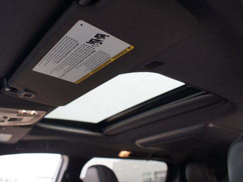 Used 2023 Toyota Sienna XLE Woodland Edition image 6