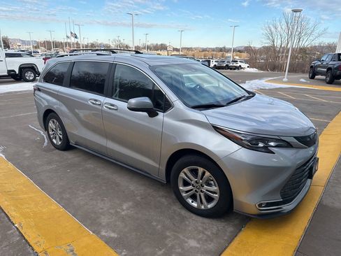 Used 2024 Toyota Sienna Platinum image 3