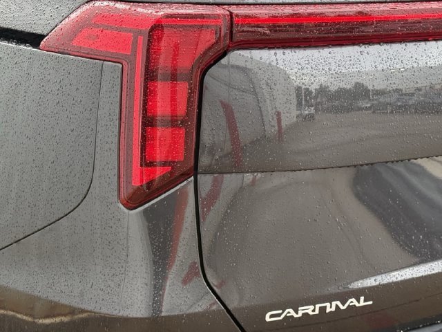 Used 2025 Kia Carnival FWD image 6