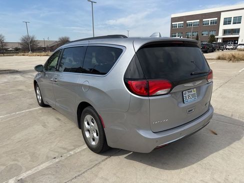 Used 2017 Chrysler Pacifica Premium image 14