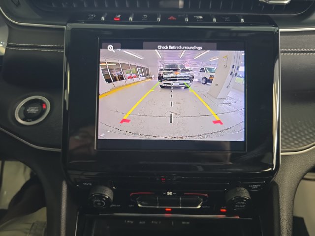 Used 2023 Jeep Grand Cherokee Laredo AWD/4WD image 16