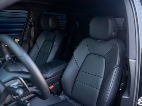 Certified 2025 Porsche Cayenne AWD/4WD image 5