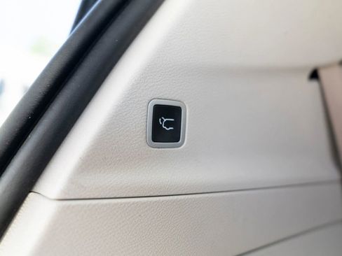 Used 2023 Chrysler Pacifica Touring-L FWD image 21