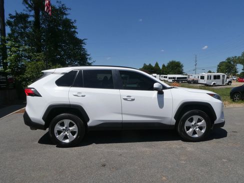 Used 2021 Toyota RAV4 XLE AWD/4WD image 4