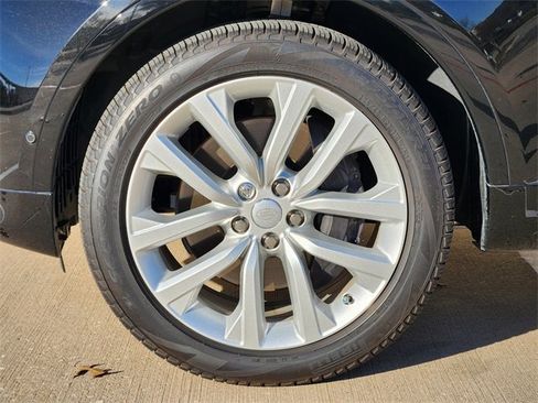 Used 2024 Land Rover Discovery Dynamic SE image 10