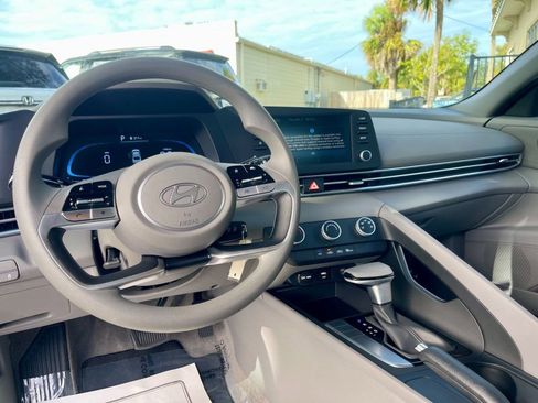 Used 2025 Hyundai Elantra SE image 11