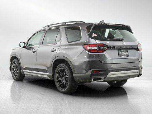 Used 2025 Honda Pilot Touring image 3