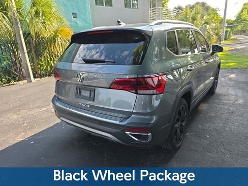 Used 2023 Volkswagen Taos SE w/ Panoramic Sunroof Package FWD image 3