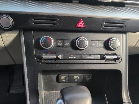 Used 2024 Kia Carnival LX FWD image 20