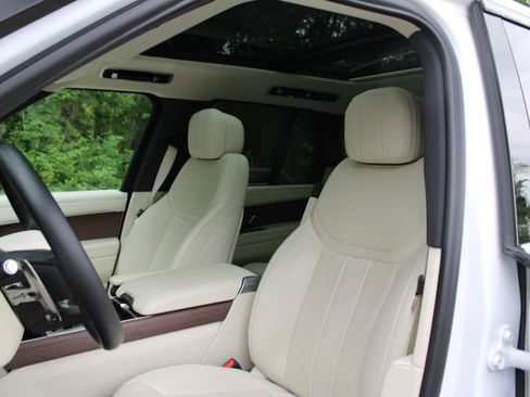 Used 2025 Land Rover Range Rover SE AWD/4WD image 9