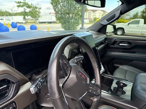 Used 2025 GMC Yukon AT4 AWD/4WD image 9