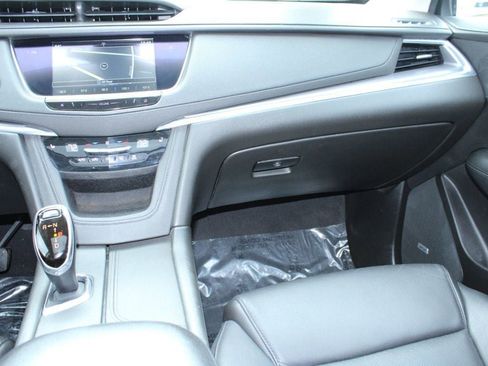 Used 2018 Cadillac XT5 Luxury w/ Driver Awareness Package image 17