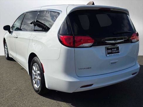 Used 2023 Chrysler Voyager LX FWD image 5