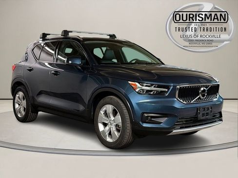 Used 2021 Volvo XC40 T5 Momentum w/ Premium Package image 1
