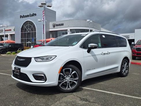 New 2026 Chrysler Pacifica Pinnacle image 3