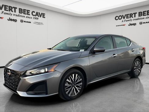 Used 2023 Nissan Altima 2.5 SV image 3