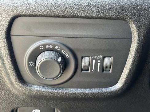 Used 2023 Jeep Grand Cherokee L Laredo RWD image 38