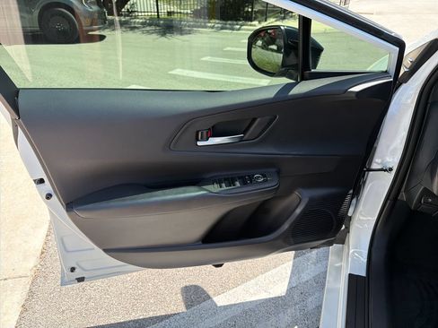 Used 2025 Toyota Prius FWD image 17