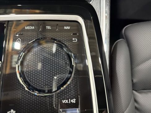 Used 2025 BMW 740i xDrive w/ Premium Package image 40