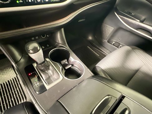 Used 2017 Toyota Highlander Plus image 25